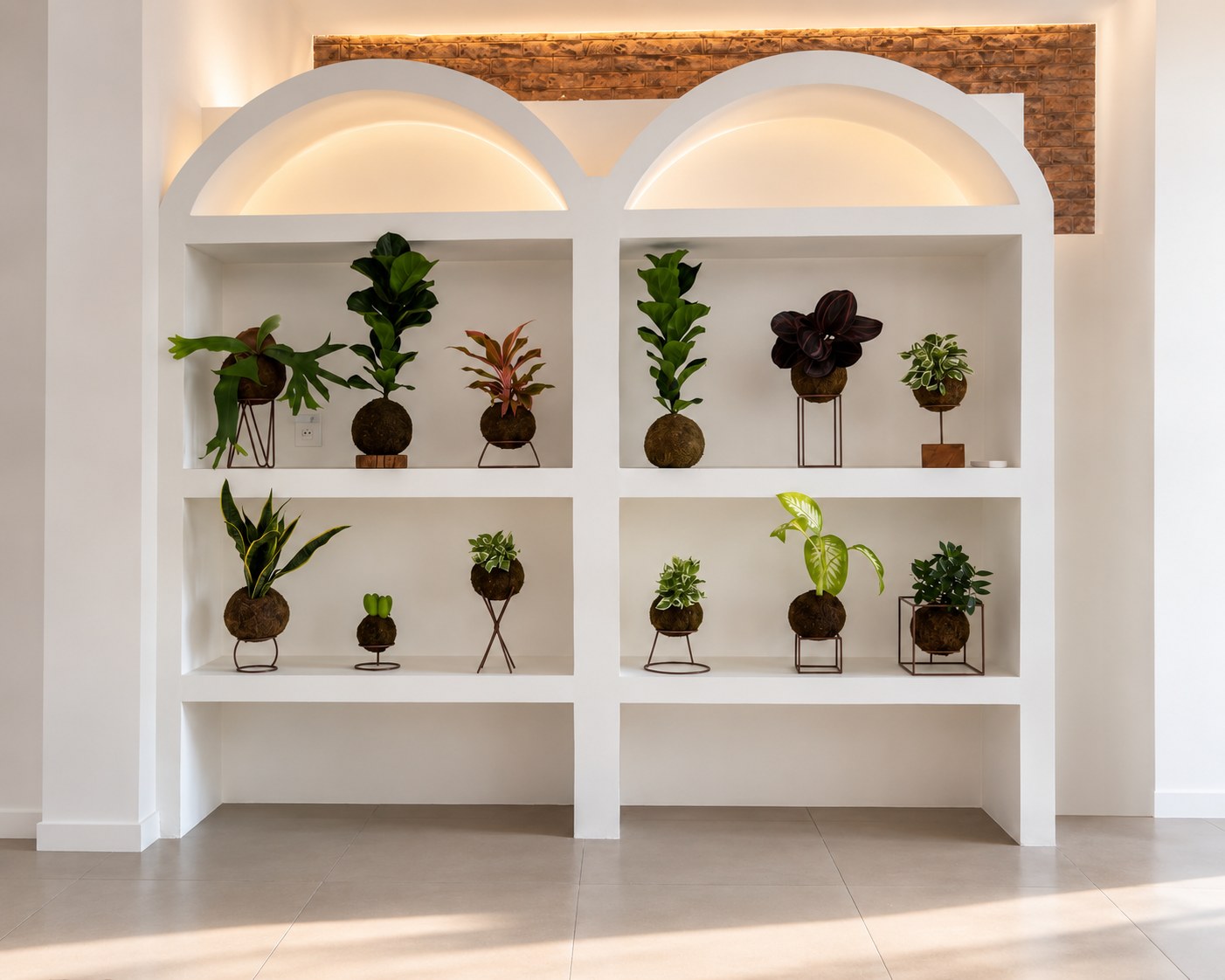 Kokedama de filodendro pendente pendurado em parede terrosa